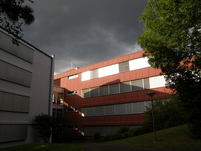Geb�ude vor Gewitterhimmel