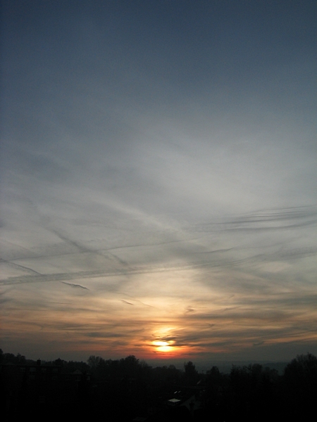 Wolkenstreifen vor Sonne